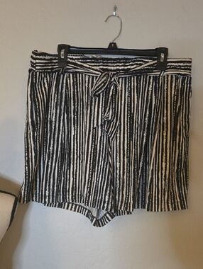 Robert Louis Women's Black and White Striped High-Rise Tie-Front Shorts Size 10